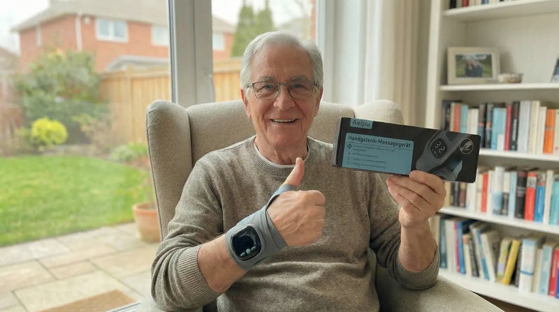 Älterer Mann mit Nervio™ Handgelenkstütze und Produktbox – zeigt Kundenzufriedenheit und praktische Anwendung.